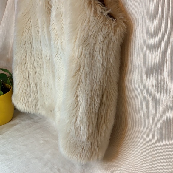 Beautiful SANDRO cream colored faux fur vest - Picture 12 of 16